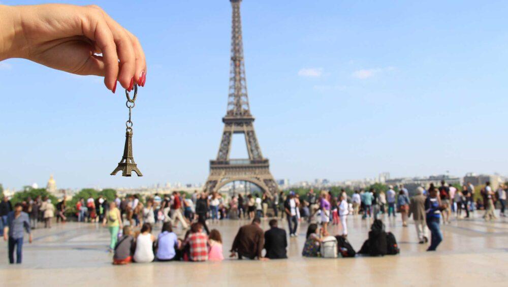 people in front of the Eiffel Tower, Paris